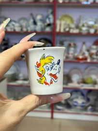 Фарфоровая стопка с героями из "Ну-погоди". Деколь. Винтаж. Картинка 1